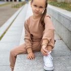 Vaikiškas laisvalaikio kostiumėlis. Šviesiai rudas