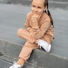 Vaikiškas laisvalaikio kostiumėlis. Šviesiai rudas